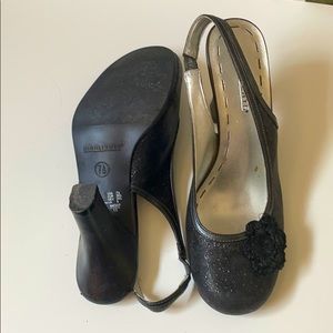 Round toe with flower detail 2.5” heel